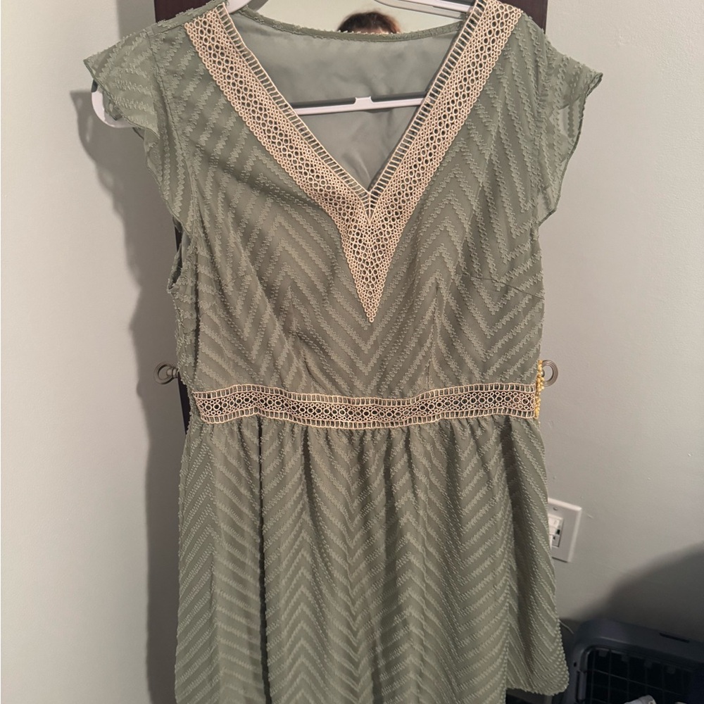 Elegant Green Dress with Lace Trim